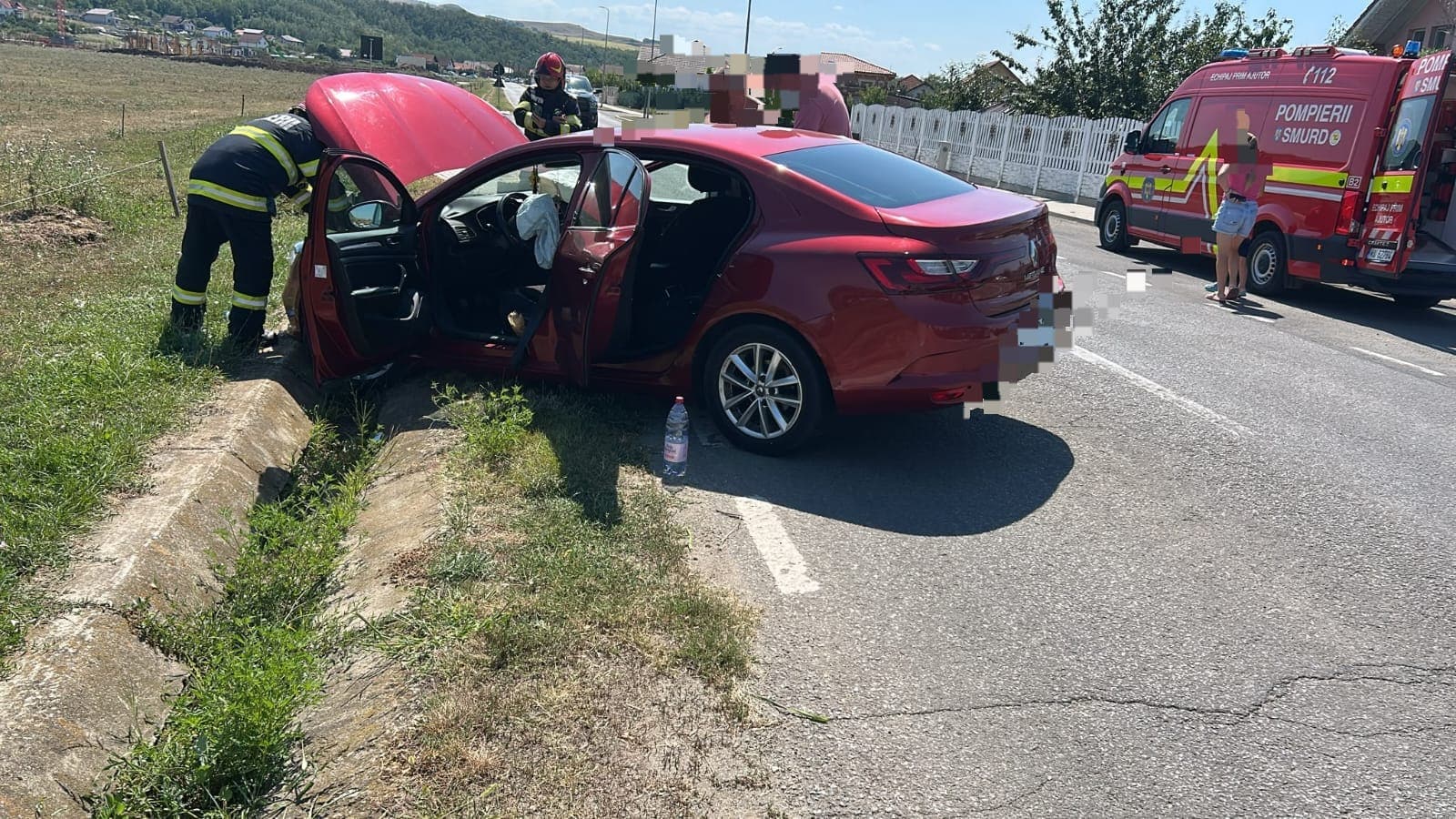 FOTO: ACCIDENT rutier la Ciugud. Un autoturism a intrat într-un cap de pod