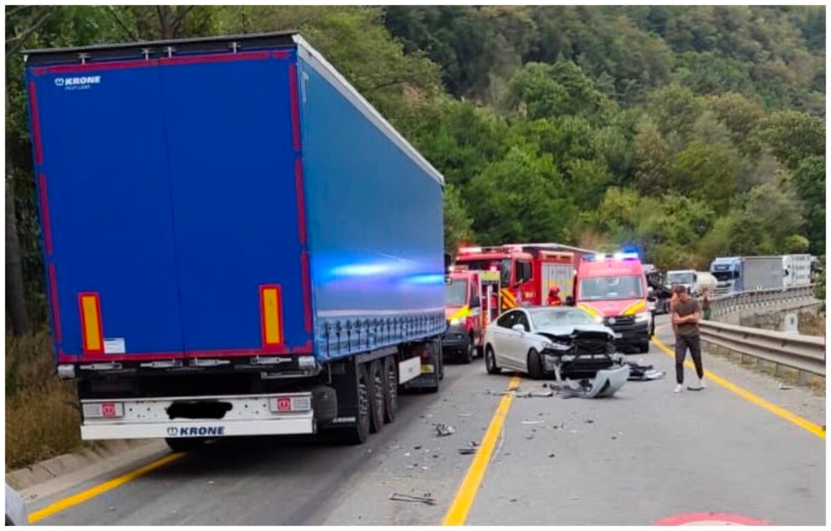 FOTO VIDEO: Valea Oltului, blocată din cauza unui accident produs la Boița. Un bărbat a fost rănit