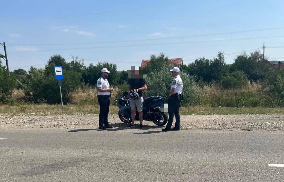 Motocicliștii și cei care merg pe trotinete electrice, vizați de polițiști. Zeci de persoane verificate în Cugir