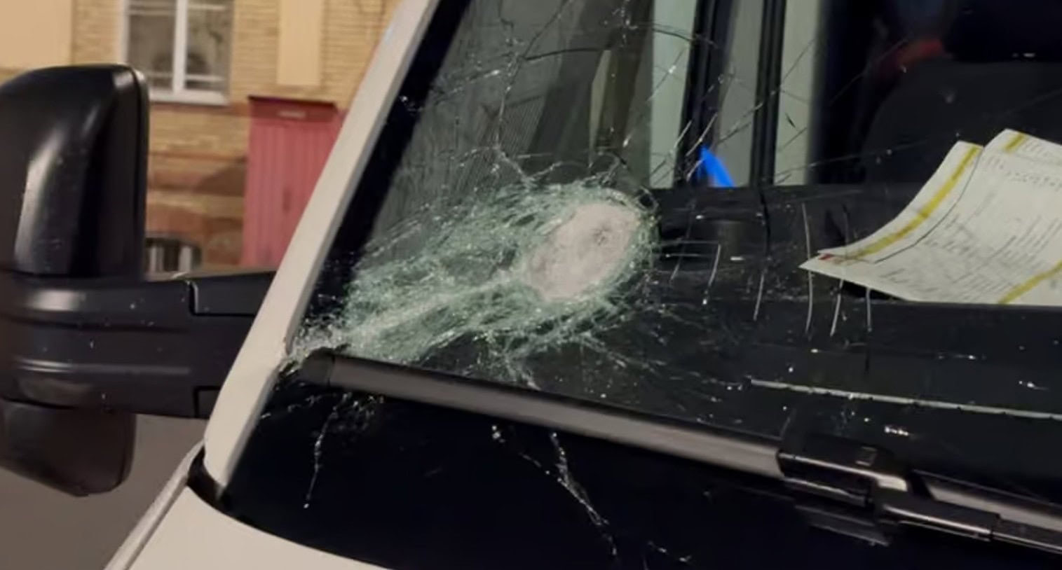 Cazul ambulanței atacate cu topoare în județul Cluj. Poliția a reținut trei tineri. Dosar penal pentru distrugere și lovire