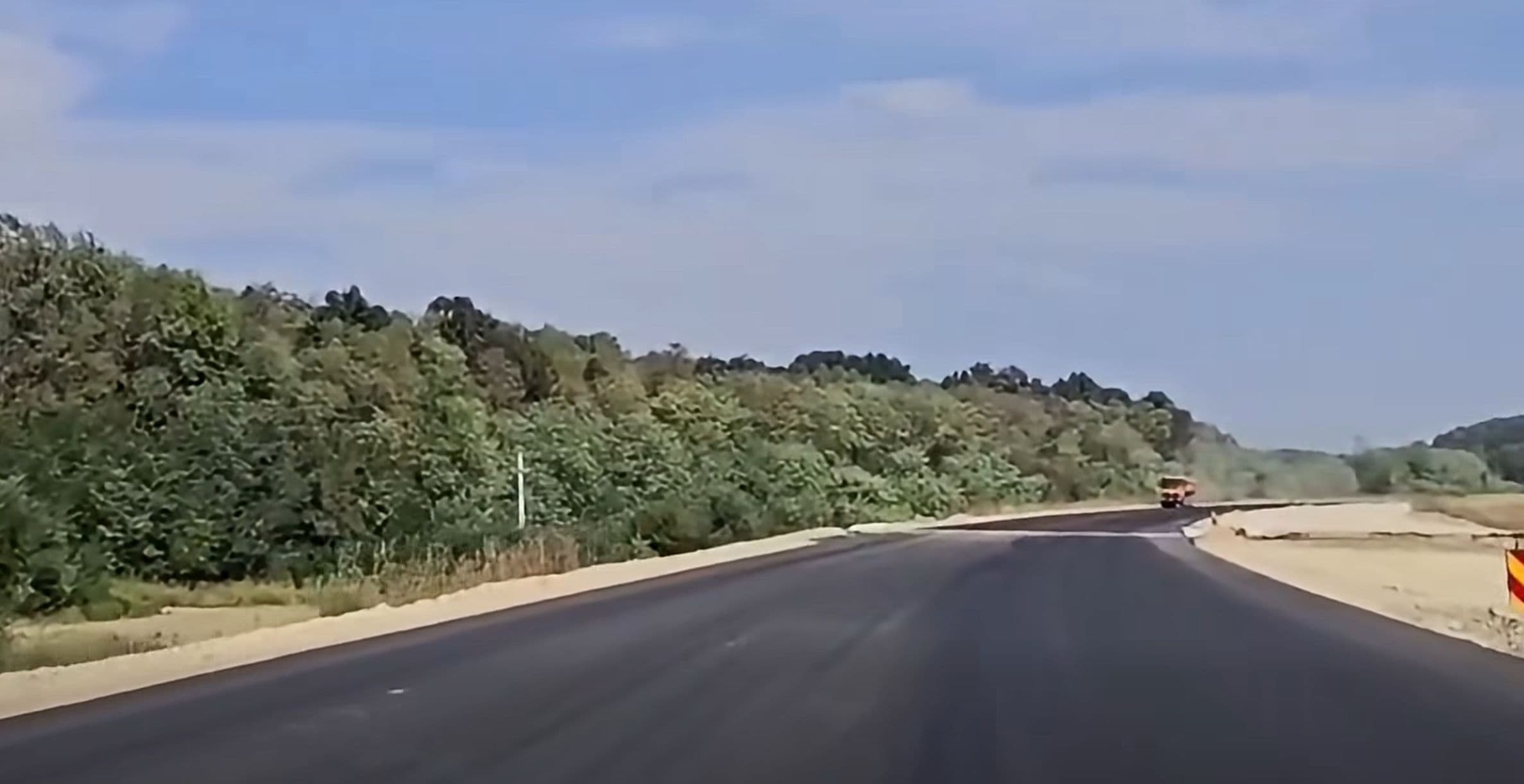 VIDEO: Asfalt turnat pe primii kilometri ai Secțiunii Margina - Holdea de pe Autostrada A1. Care este stadiul lucrărilor