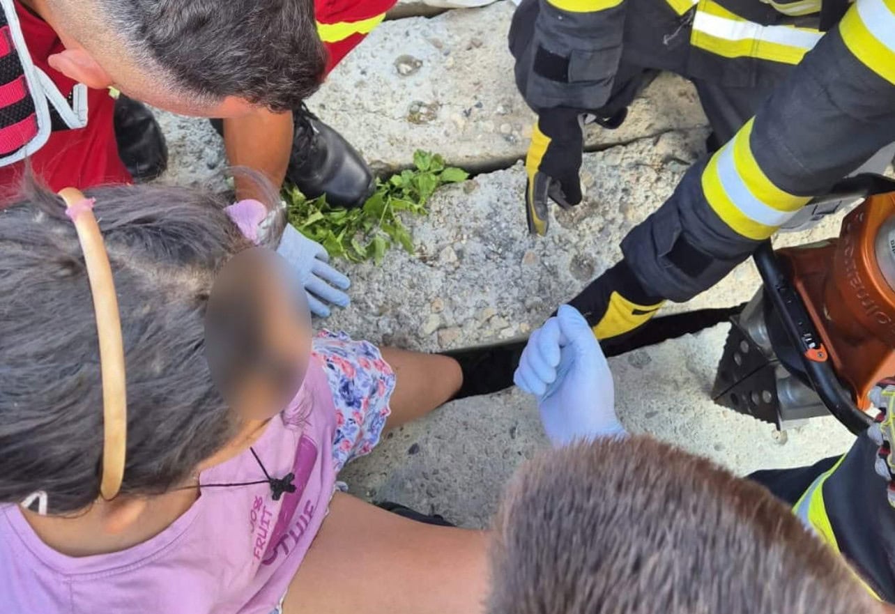 FOTO: Adolescentă din Aiud, rămasă cu piciorul blocat în grinzile unui podeț. A fost ajutată de pompierii militari