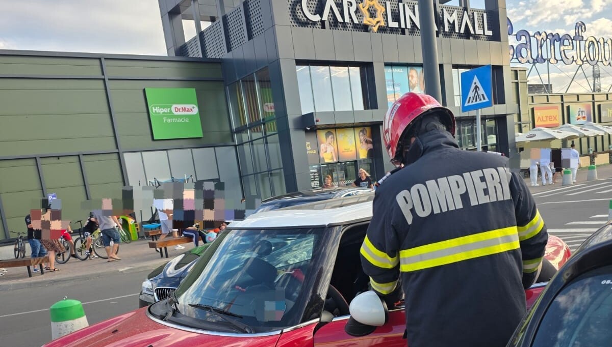 Copil rămas blocat într-un autoturism, în parcarea unui centru comercial din Alba Iulia. Au intervenit pompierii