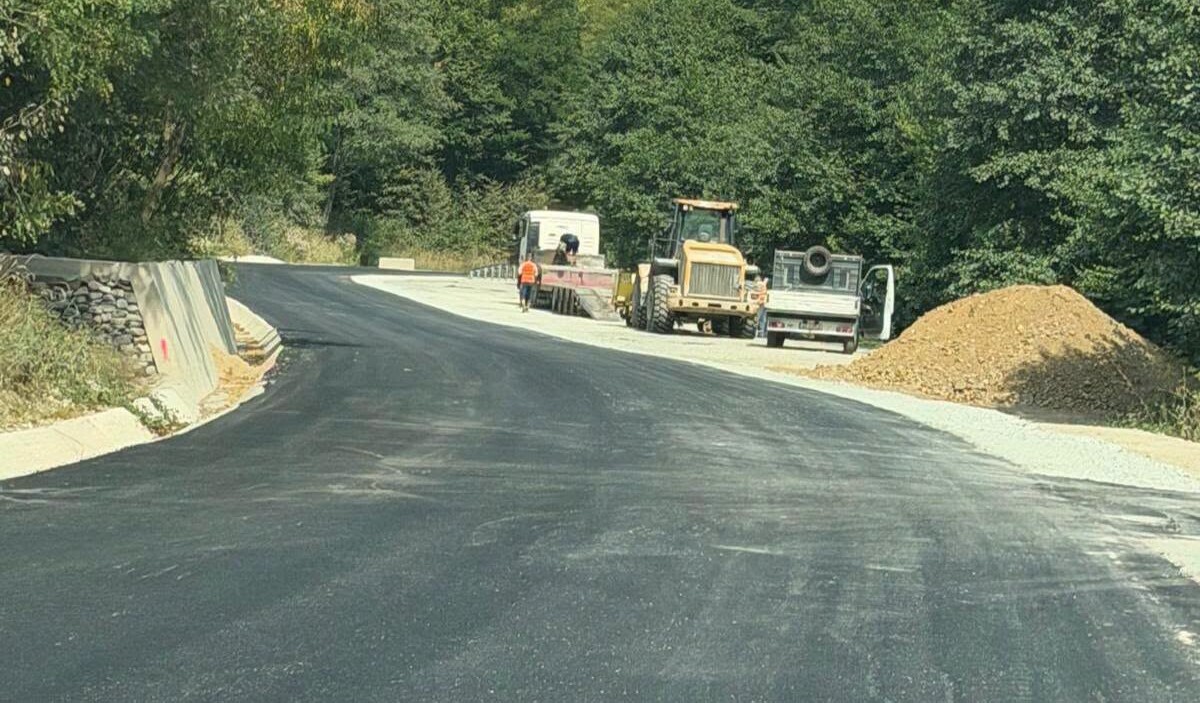 FOTO: Lucrările pe drumul județean dintre Zlatna și Almașu Mare se apropie de finalizare