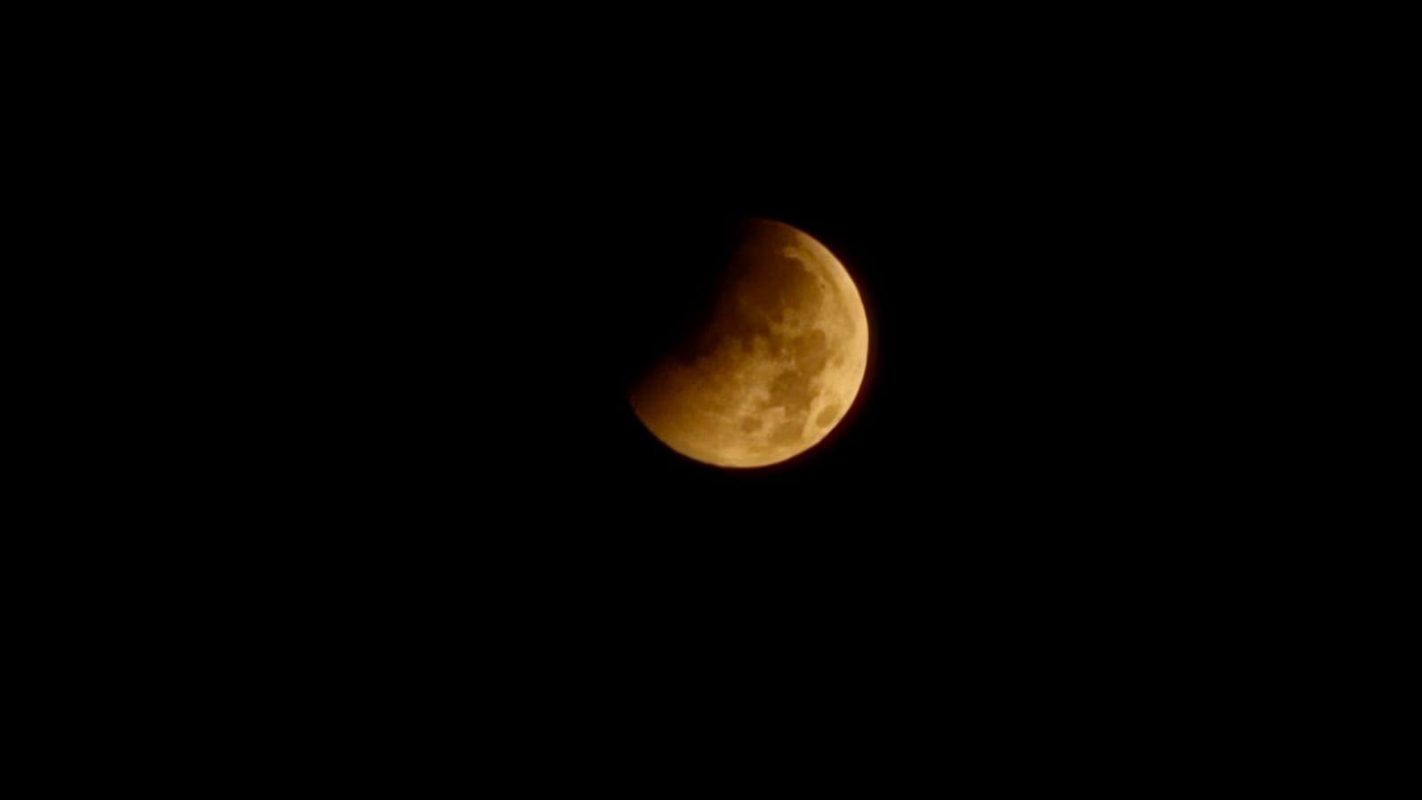 FOTO: Cum s-a văzut eclipsa parțială de Lună, din Alba. Imagini surprinse în județ