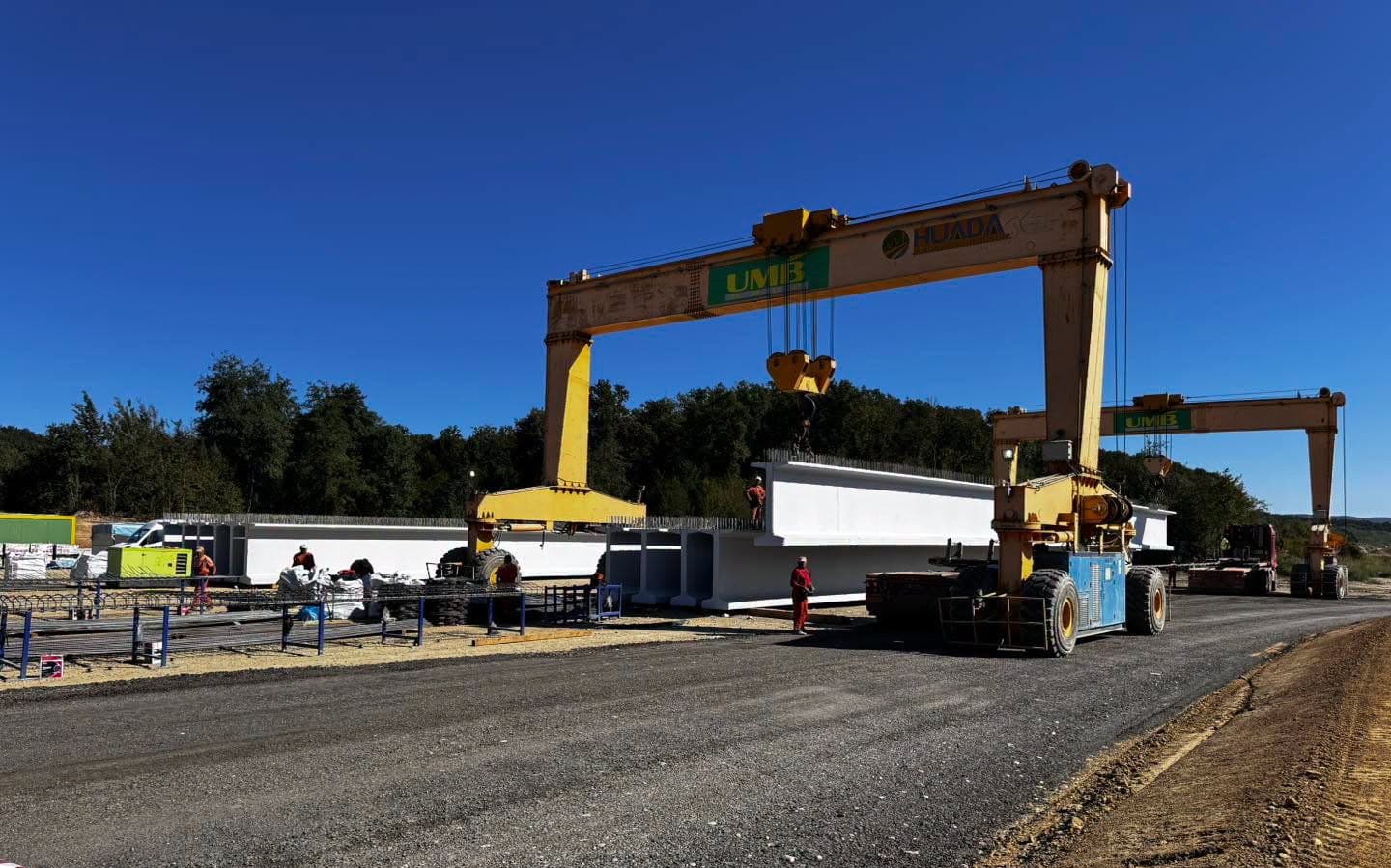 FOTO Autostrada A1 Margina–Holdea: lucrările avansează și în afara tunelurilor. Intervenții la carosabil. Primele grinzi, montate