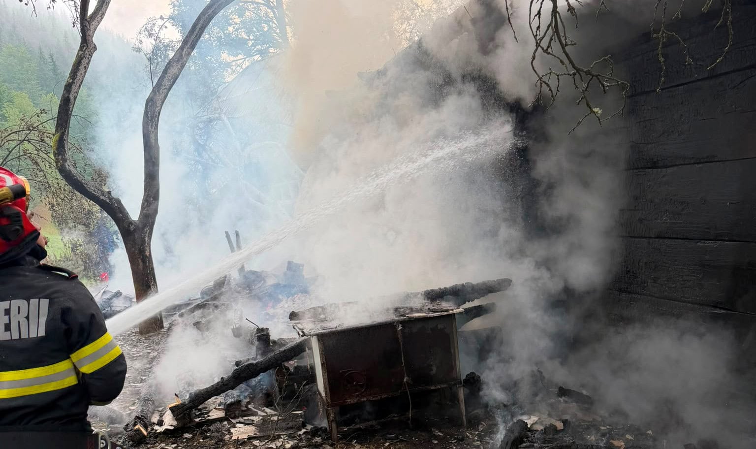 UPDATE FOTO: Incendiu într-o gospodărie din Scărișoara. Acționează pompierii din Câmpeni, cu două autospeciale