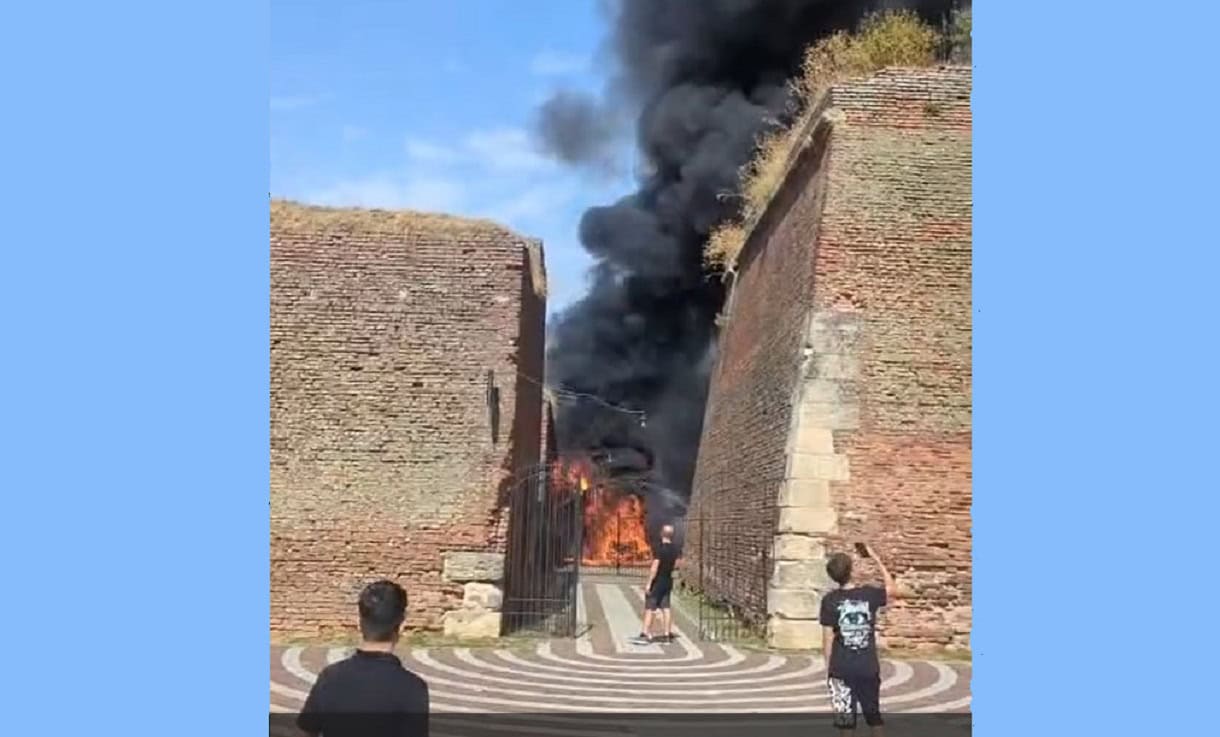 FOTO-VIDEO: INCENDIU în Cetatea Alba Carolina din Alba Iulia. O mașină electrică s-a făcut scrum