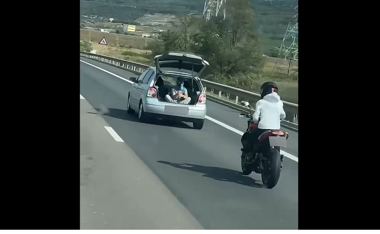 VIDEO: Inconștiență pe A1. Tânăr surprins în timp ce filma dintr-un portbagaj deschis, un motociclist. Ce au declarat la Poliție