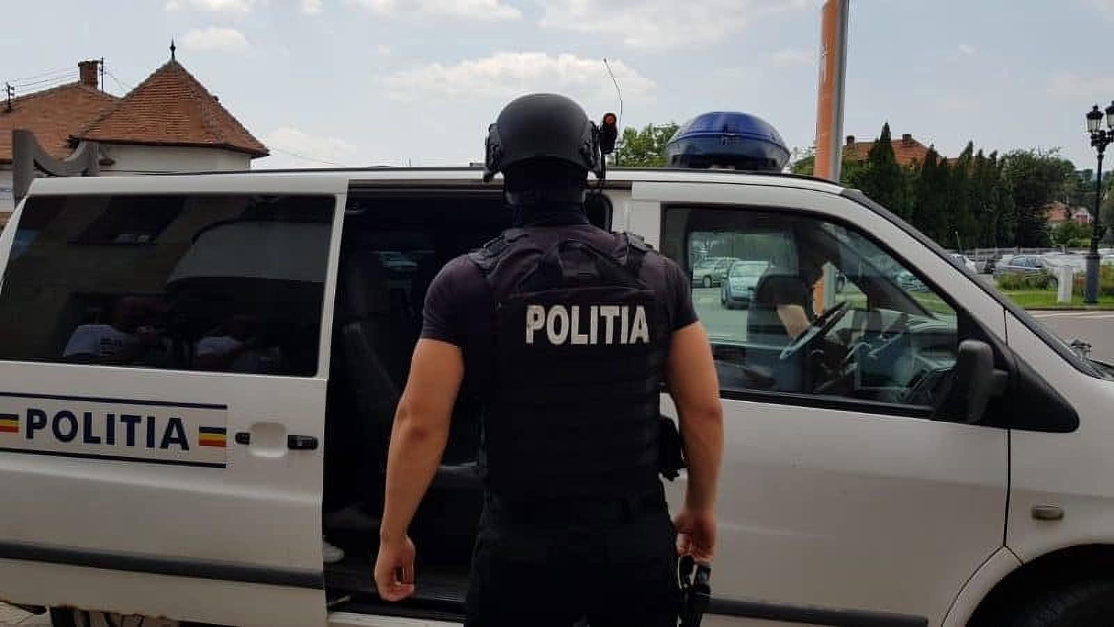Percheziții cu luptători SAS la un bărbat și o femeie din Alba care ar fi furat 40 de baloți de lucernă. Ce zic polițiștii