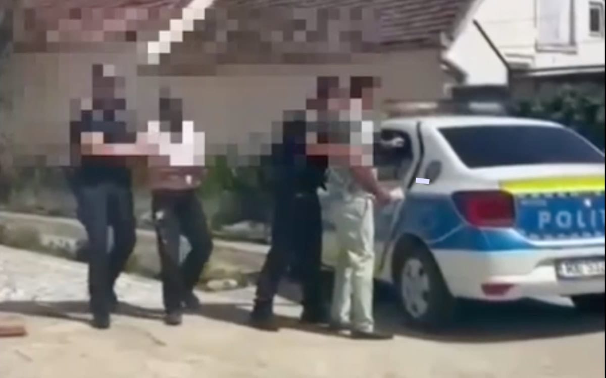 VIDEO: Acțiune a polițiștilor din Blaj, la Cenade. Două persoane reținute și alte 12 conduse la sediul poliției