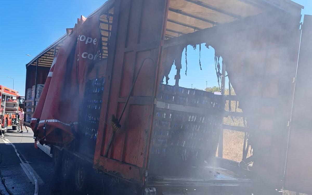 UPDATE VIDEO: Incendiu la o remorcă pe autostrada A1 Sebeș-Sibiu, în zona unei benzinării. Intervin pompierii