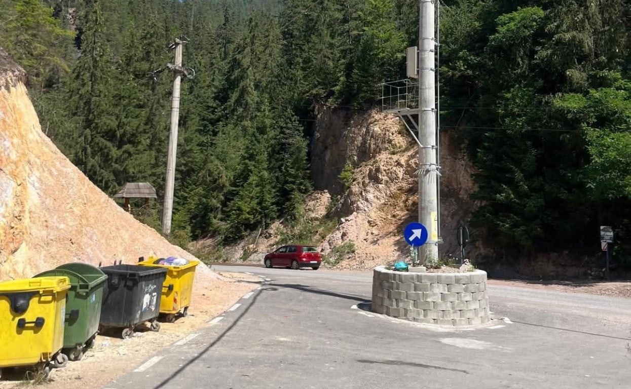 FOTO: Stâlp ”uitat” în mijlocul unui drum modernizat, într-o comună din Alba. Ce măsuri au anunțat autoritățile județene
