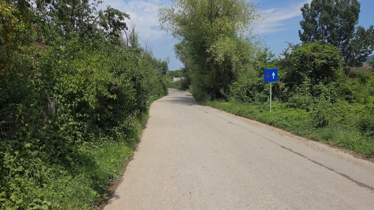 O stradă din cartierul Micești din Alba Iulia, închisă traficului auto pentru lucrări de reparații și asfaltare