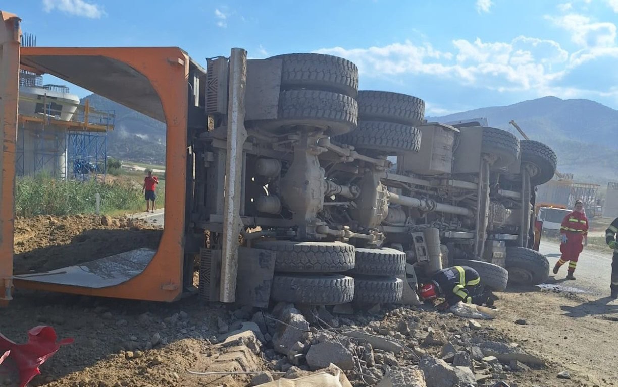 FOTO Accident pe DN7 la ieșire de pe Valea Oltului, zona Boița spre Sibiu. Un camion s-a răsturnat pe carosabil. Trafic alternativ