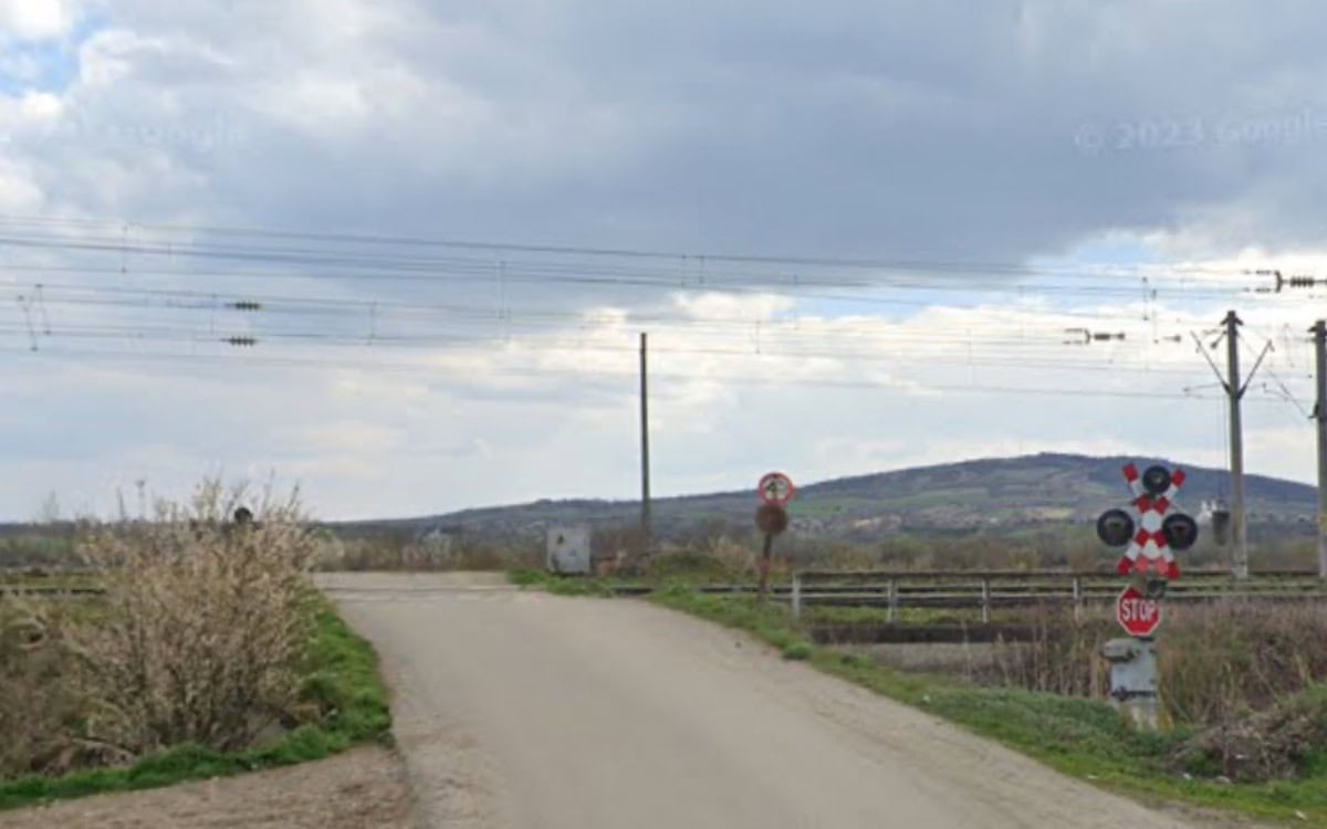 Lucrările la pasajul de trecere la nivel cu calea ferata de la Războieni vor fi reluate. Care este ruta ocolitoare