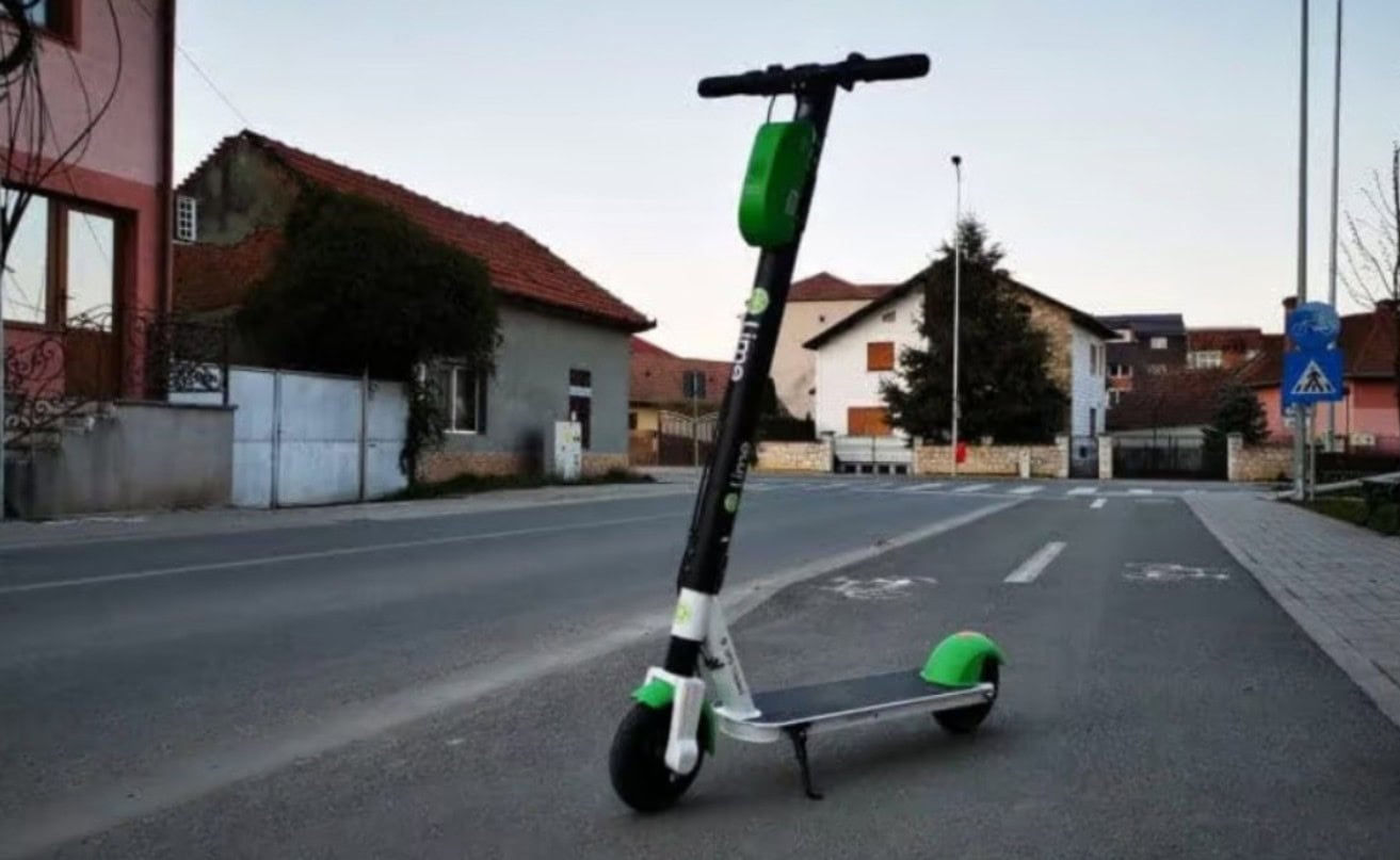 Curs de legislație rutieră pentru cei care merg cu trotineta electrică. Noile reguli propuse pentru evitarea accidentelor