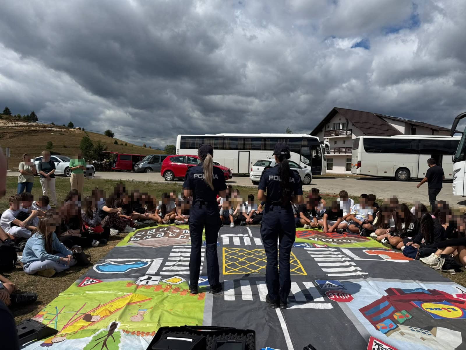FOTO: Polițiștii din Alba, activități preventive pentru elevii din tabăra de vară de la Albac. Care au fost temele discutate