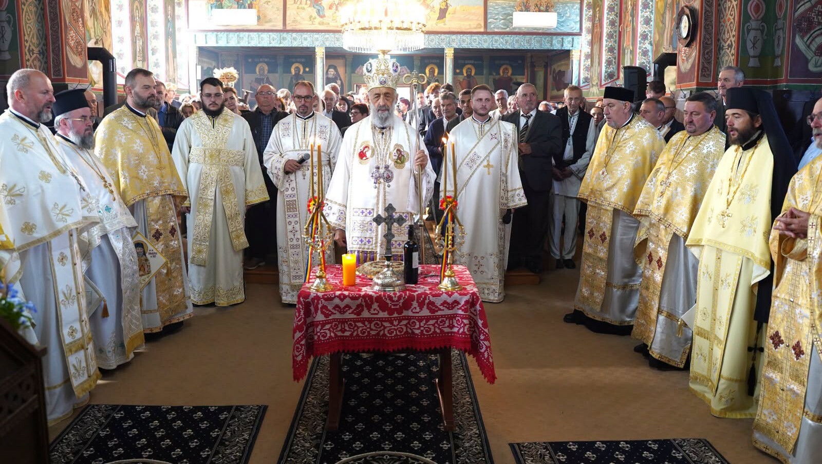 FOTO: Episcopul Ioan Mihălțan, omagiat la 100 de ani de la naștere, în parohia Ohaba. Slujbă și volum aniversar