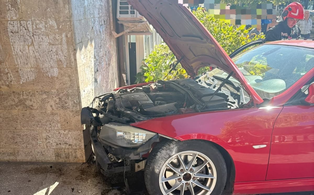 FOTO Accident rutier în Sebeș: Un autoturism implicat