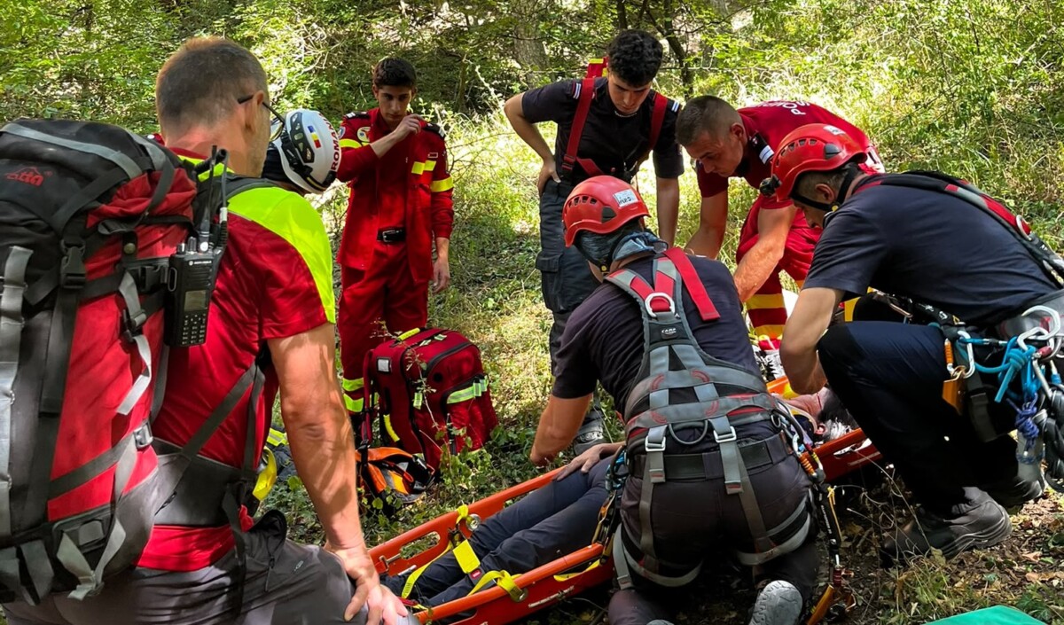 FOTO: O femeie a căzut în Râpa Roșie. Intervin pentru salvarea pompierii și salvamontiștii