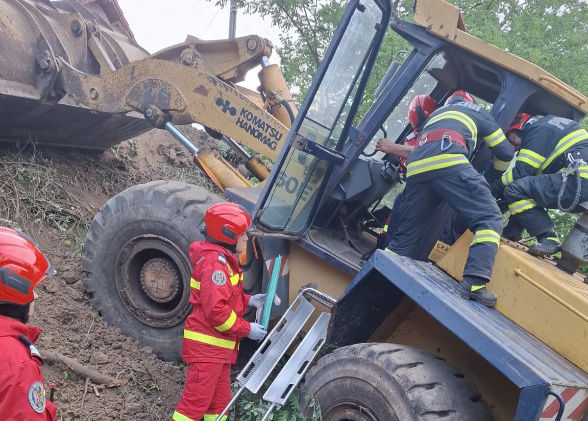 FOTO: Accident la Pianu de Jos. Un bărbat a ajuns la spital după ce a fost prins într-un utilaj