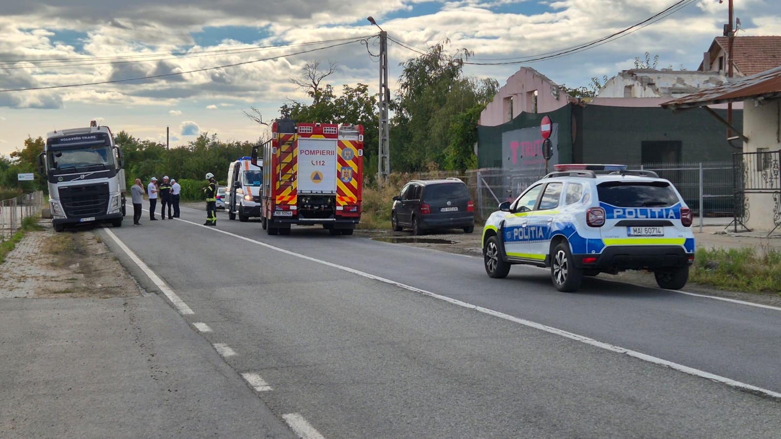 UPDATE FOTO: Accident grav pe șoseaua de centură la Alba Iulia: bărbat prins sub un camion. Intervin echipaje de prim ajutor