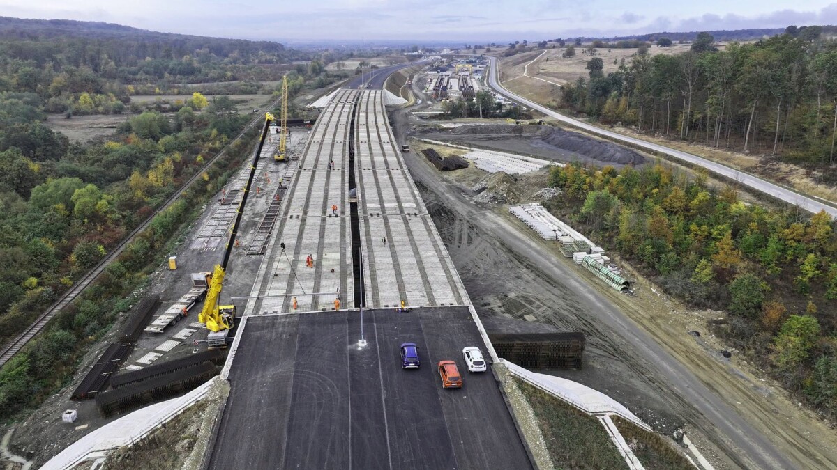 FOTO: Lucrările pe sectorul Margina-Holdea al autostrăzii A1 avansează. Ce progrese au fost înregistrate pe unele secțiuni