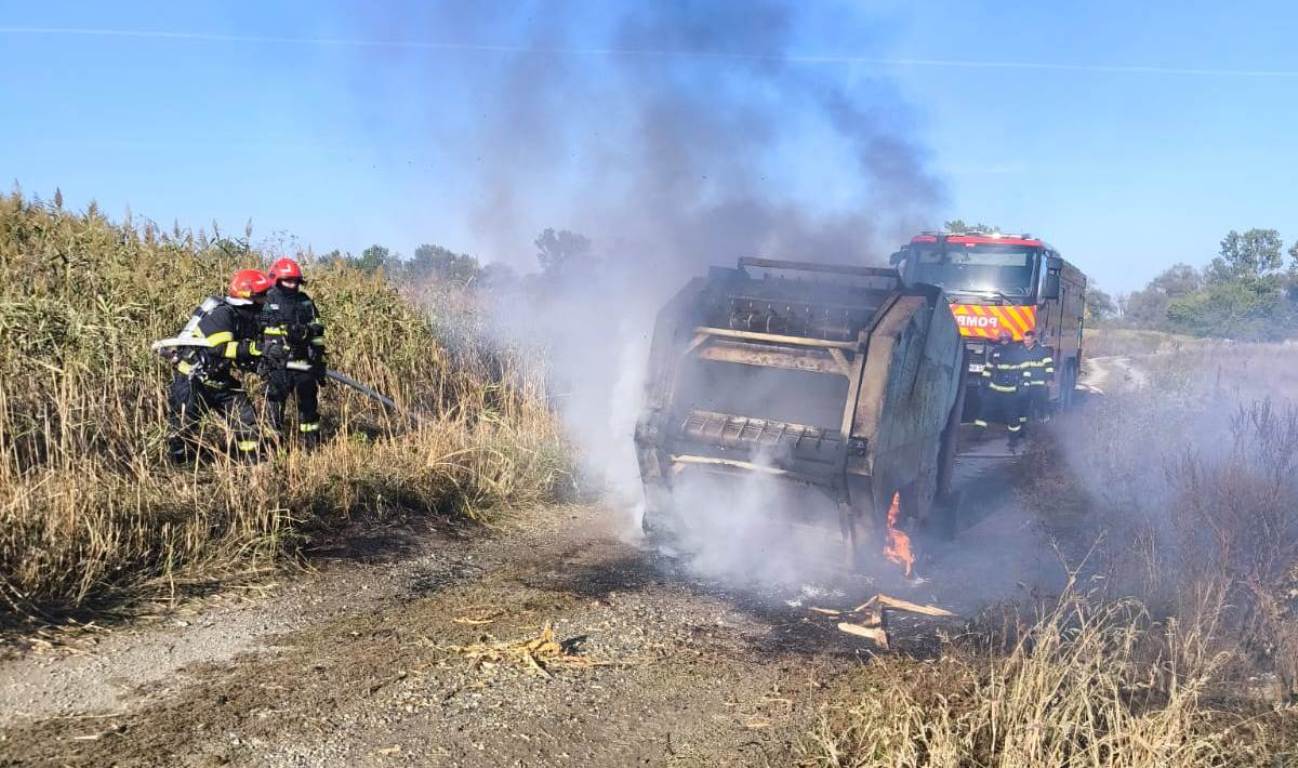UPDATE FOTO: Incendiu la Sântimbru, zona balastieră. Acționează pompierii din Alba Iulia