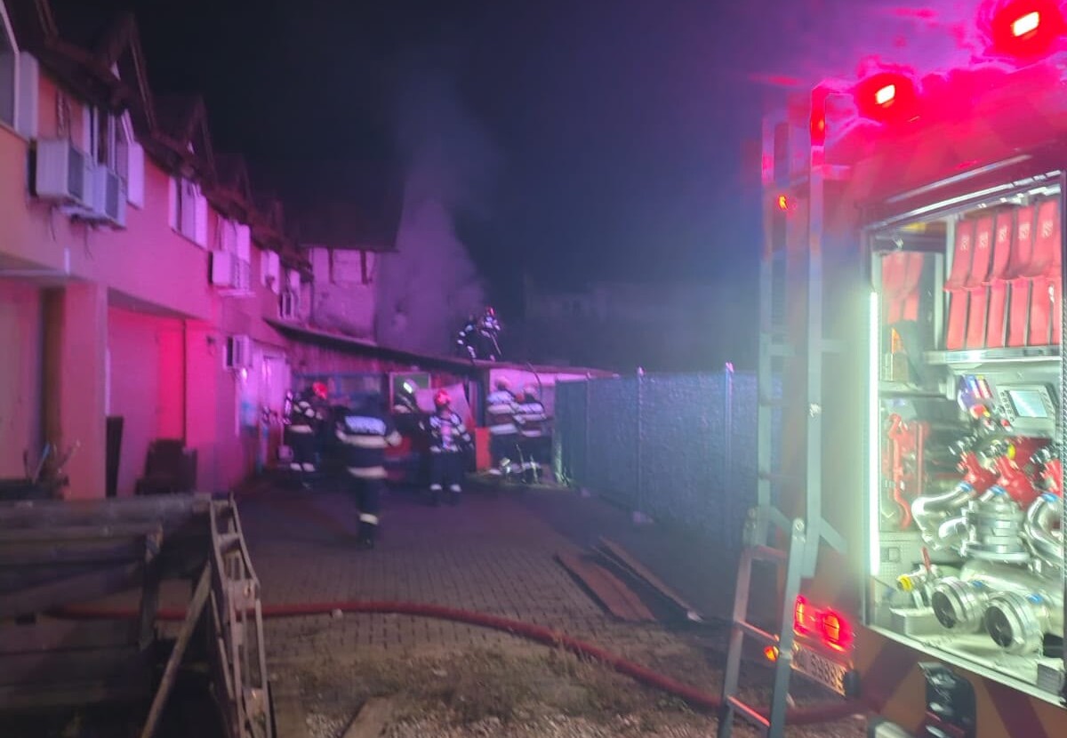 FOTO: Incendiu la terasa unei pensiuni din Alba Iulia, pe strada Arieșului. Acționează pompierii cu două autospeciale